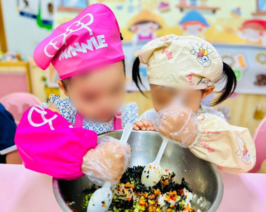 삼색 주먹밥을 만드는 아이들