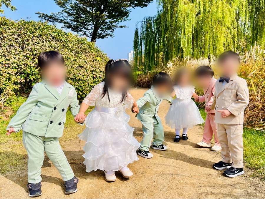 삼산그린어린이집 졸업을 앞둔 아이들이 야외에서 사진 촬영을 하는 모습