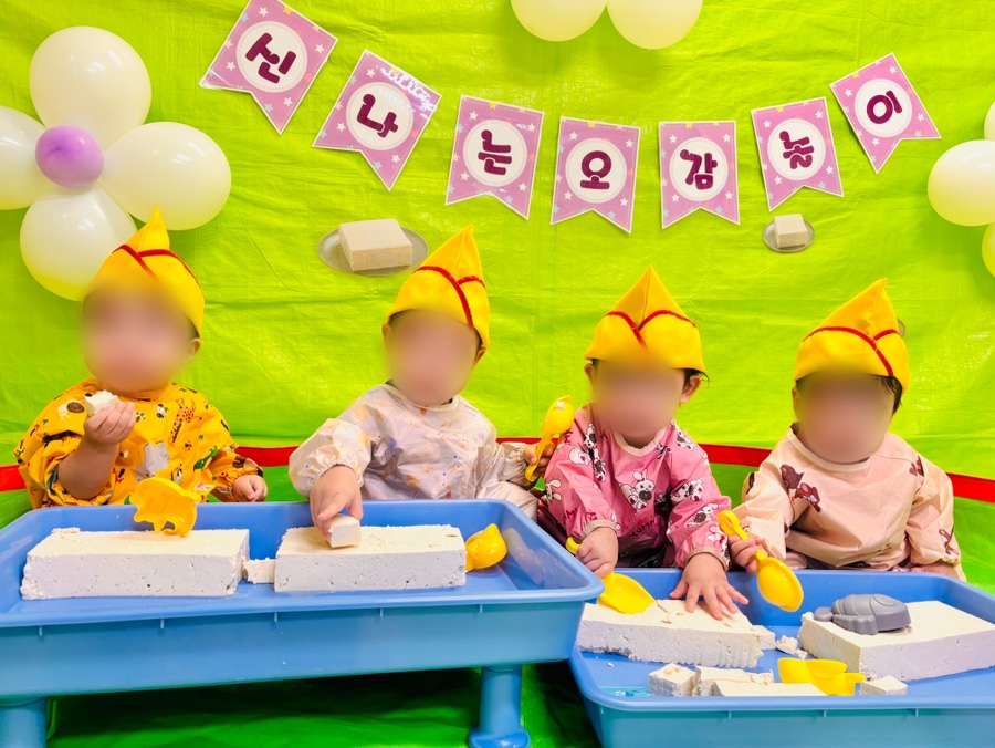 테이블 놀이를 하는 아이들