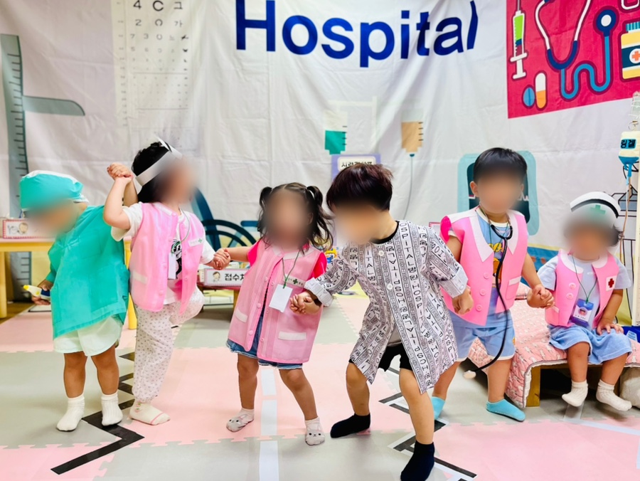 병원놀이를 하는 아이들