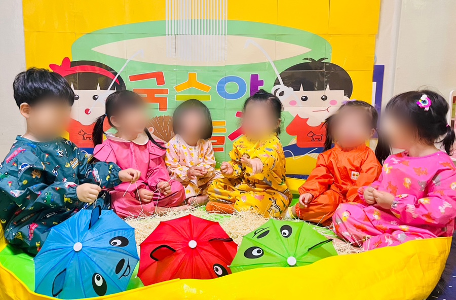 국수를 만지며 즐기는 오감놀이