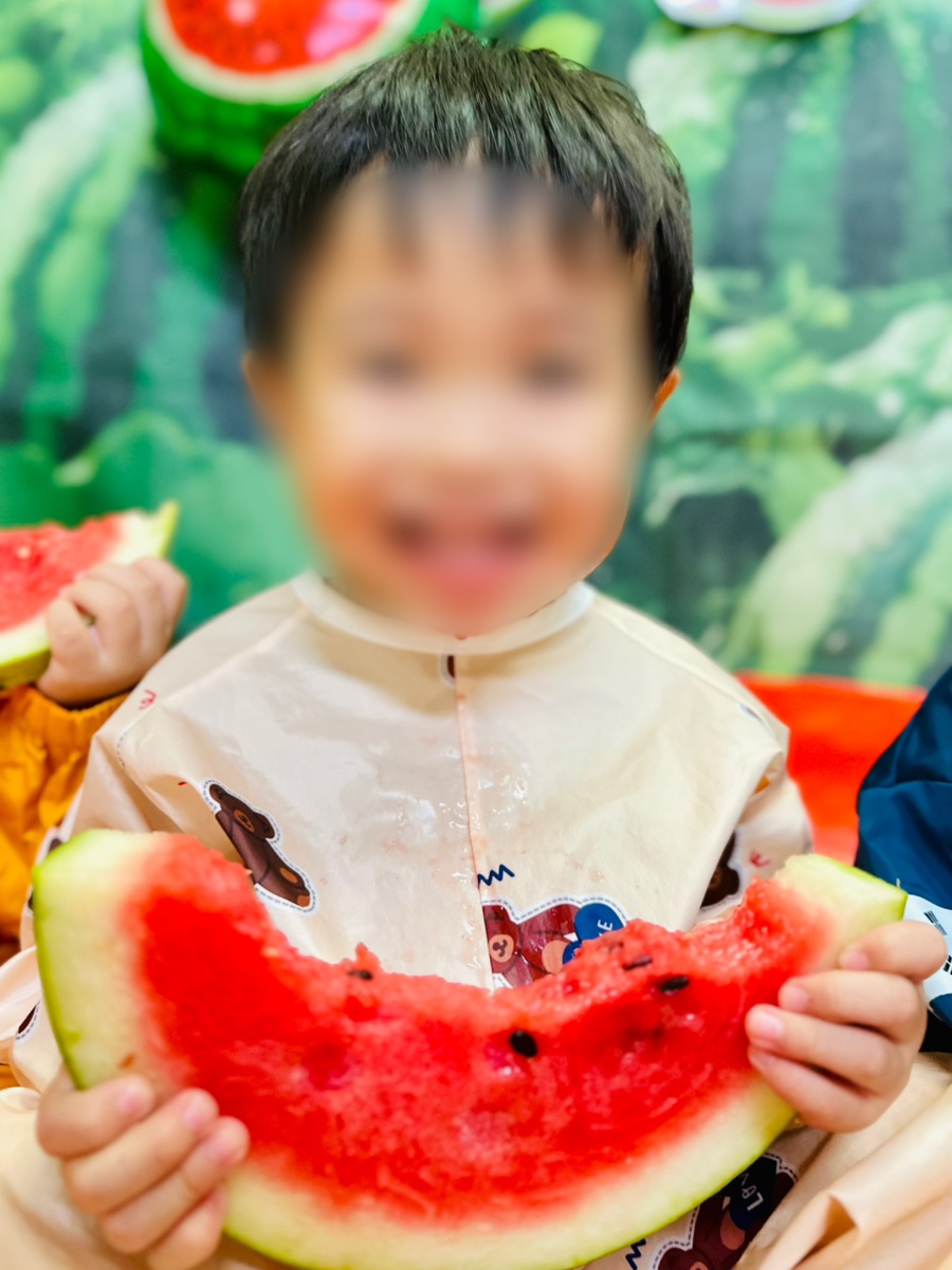수박을 먹으며 웃는 아이