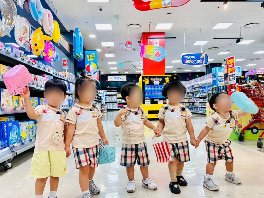마트에서 장보기 체험을 하는 아이들