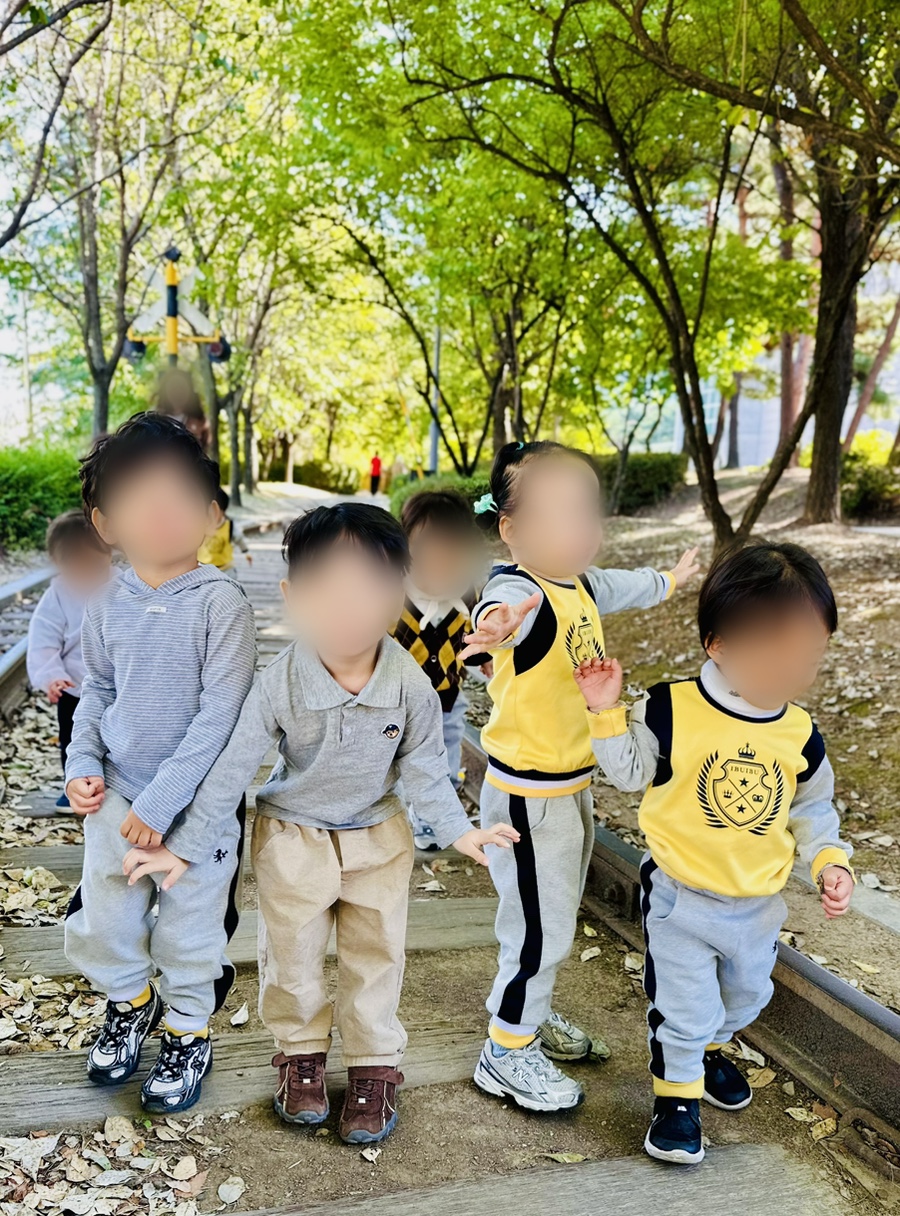 공원에서 산책하는 아이들